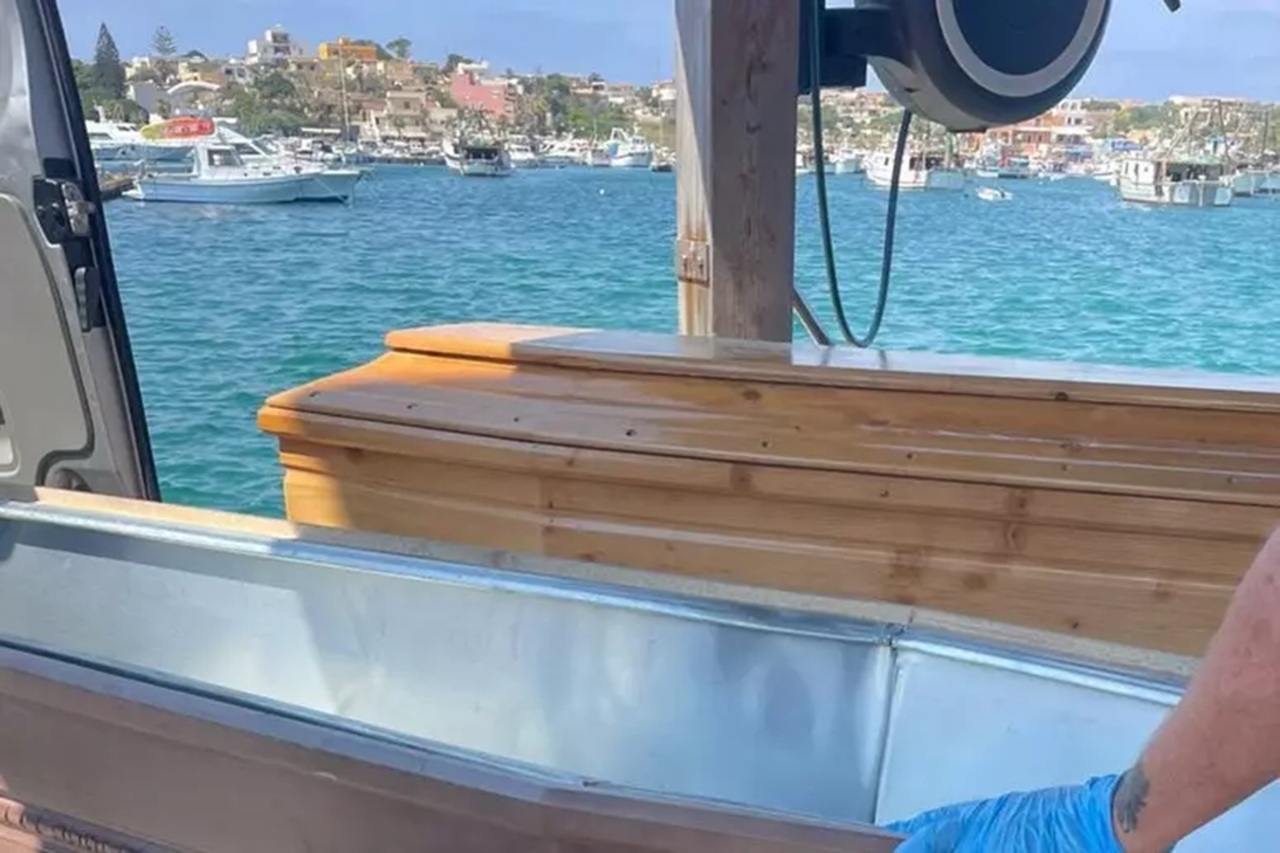 Lampedusa, il dolore dei sopravvissuti: madre riconosce la figlia neonata e il marito tra le vittime