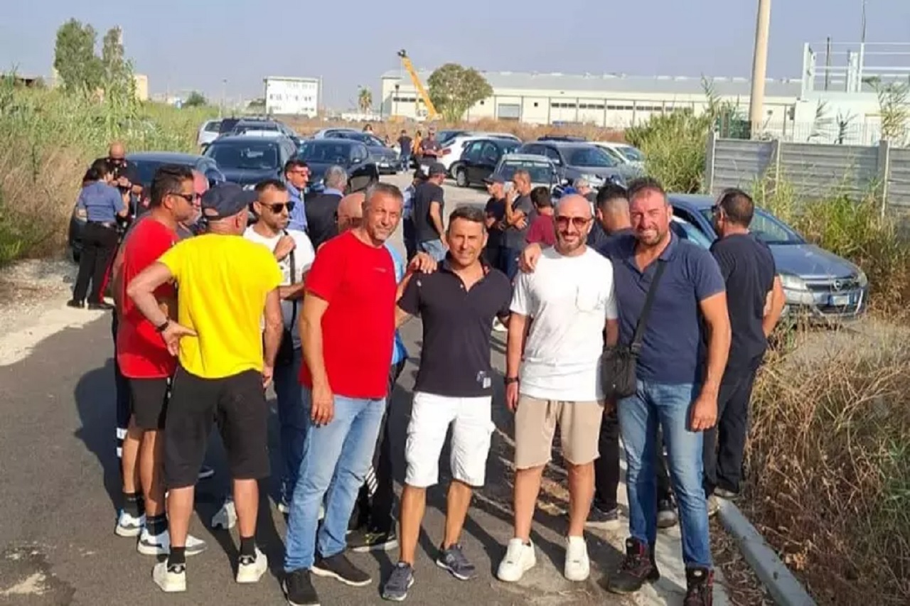 Licenziamenti, lavoratori Sarind protestano sulla Statale