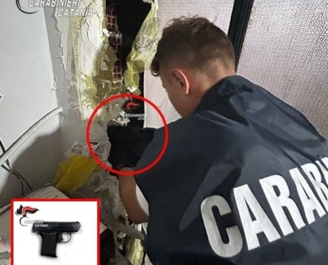 Catania, casa dello spaccio a Librino: arrestato 24enne