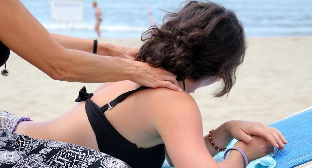 Codacons lancia l’allarme: “Massaggi abusivi in spiaggia, gravi rischi per la salute”