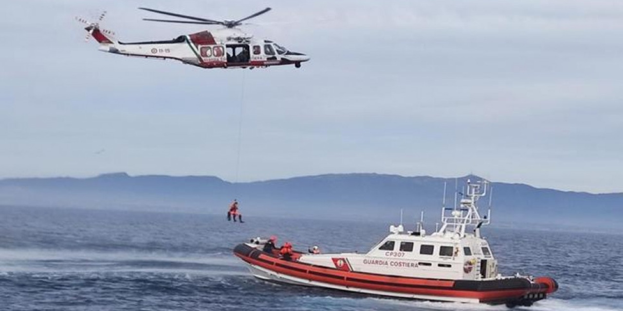 Migrante incinta all’ottavo mese trasferita d’urgenza a Lampedusa: era a bordo del mercantile che ha soccorso 97 persone