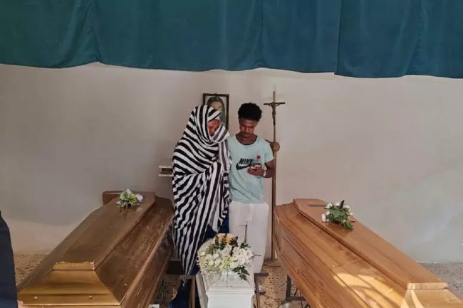 Naufragio Lampedusa, la mamma sopravvissuta accanto alle bare della figlia e del marito