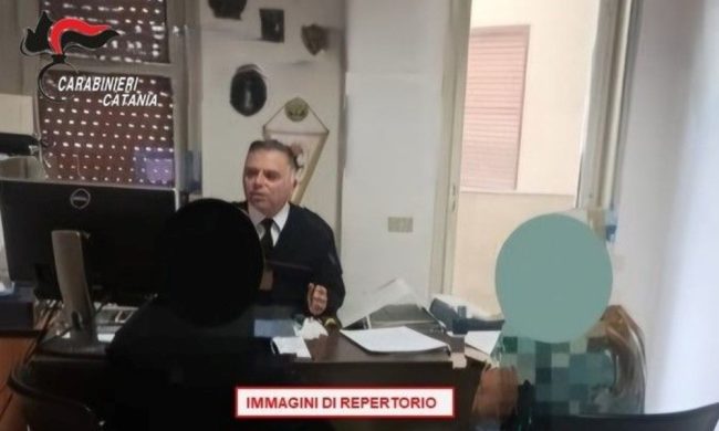 Misterbianco, picchia i genitori per estorcere denaro: arrestato 45enne