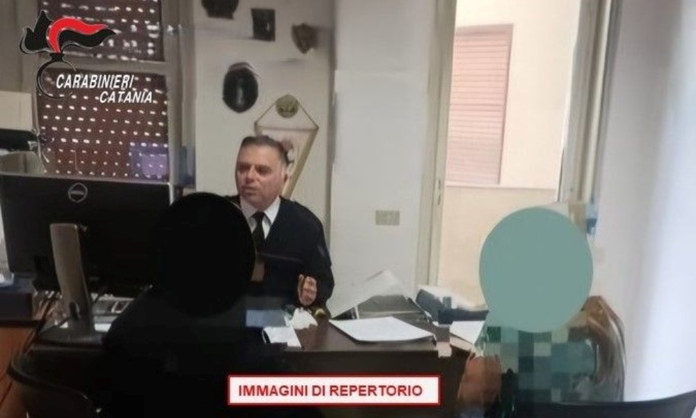 Misterbianco, picchia i genitori per estorcere denaro: arrestato 45enne