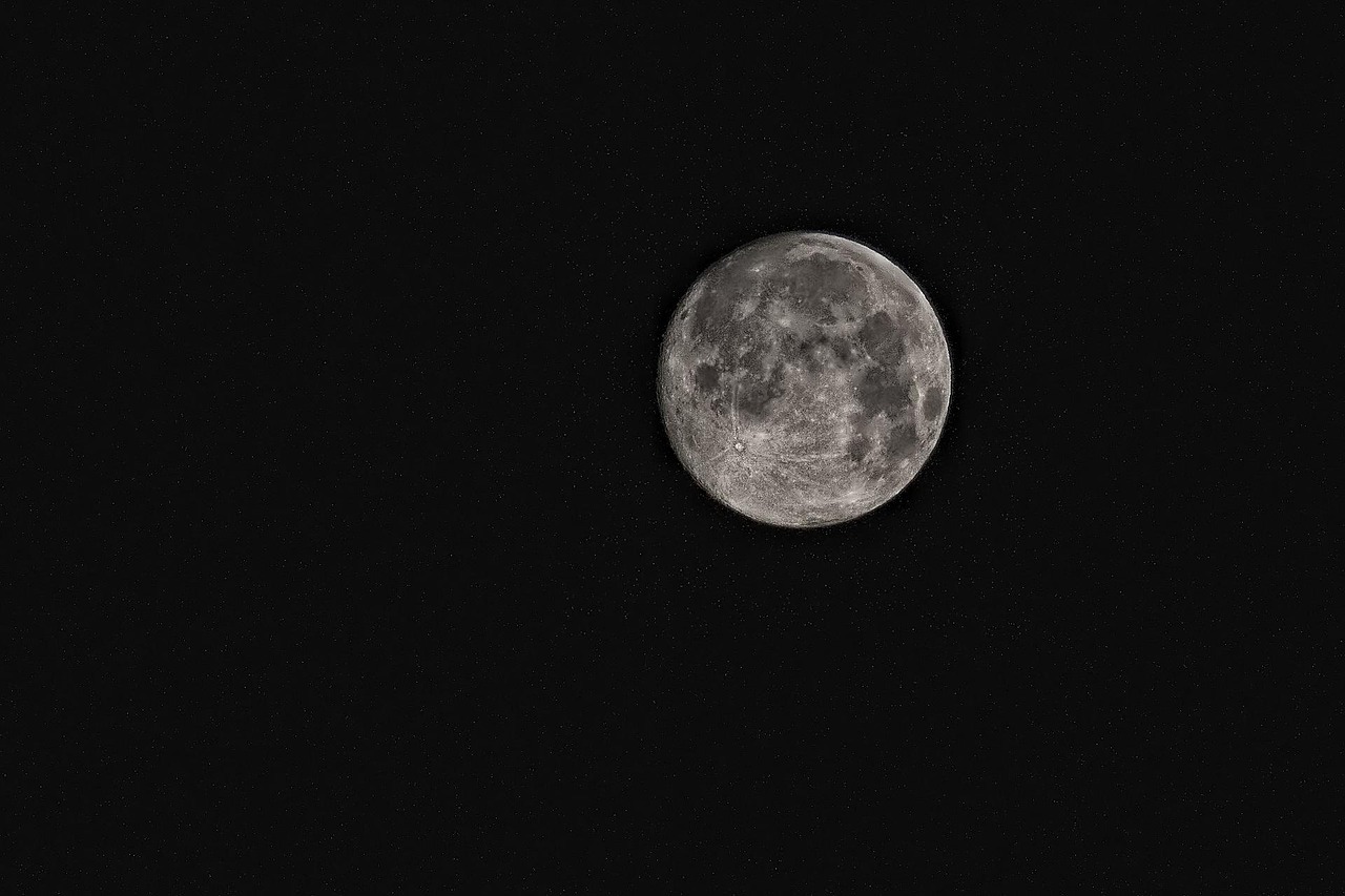 Luna Nera 2025, un fenomeno astronomico raro e affascinante: stasera lo spettacolo tra le stelle