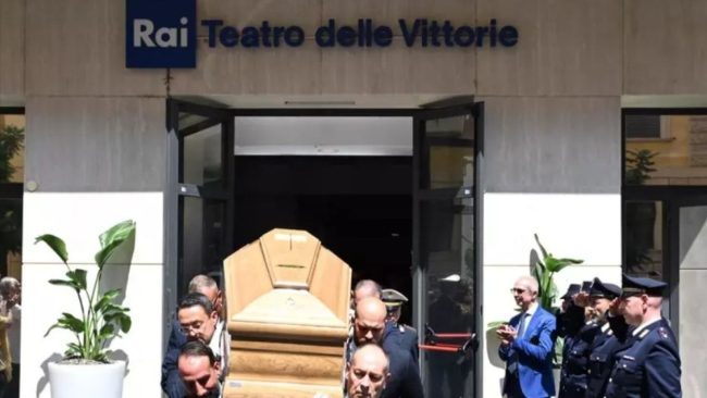 Pippo Baudo “ritorna” nella sua Militello: domani i funerali