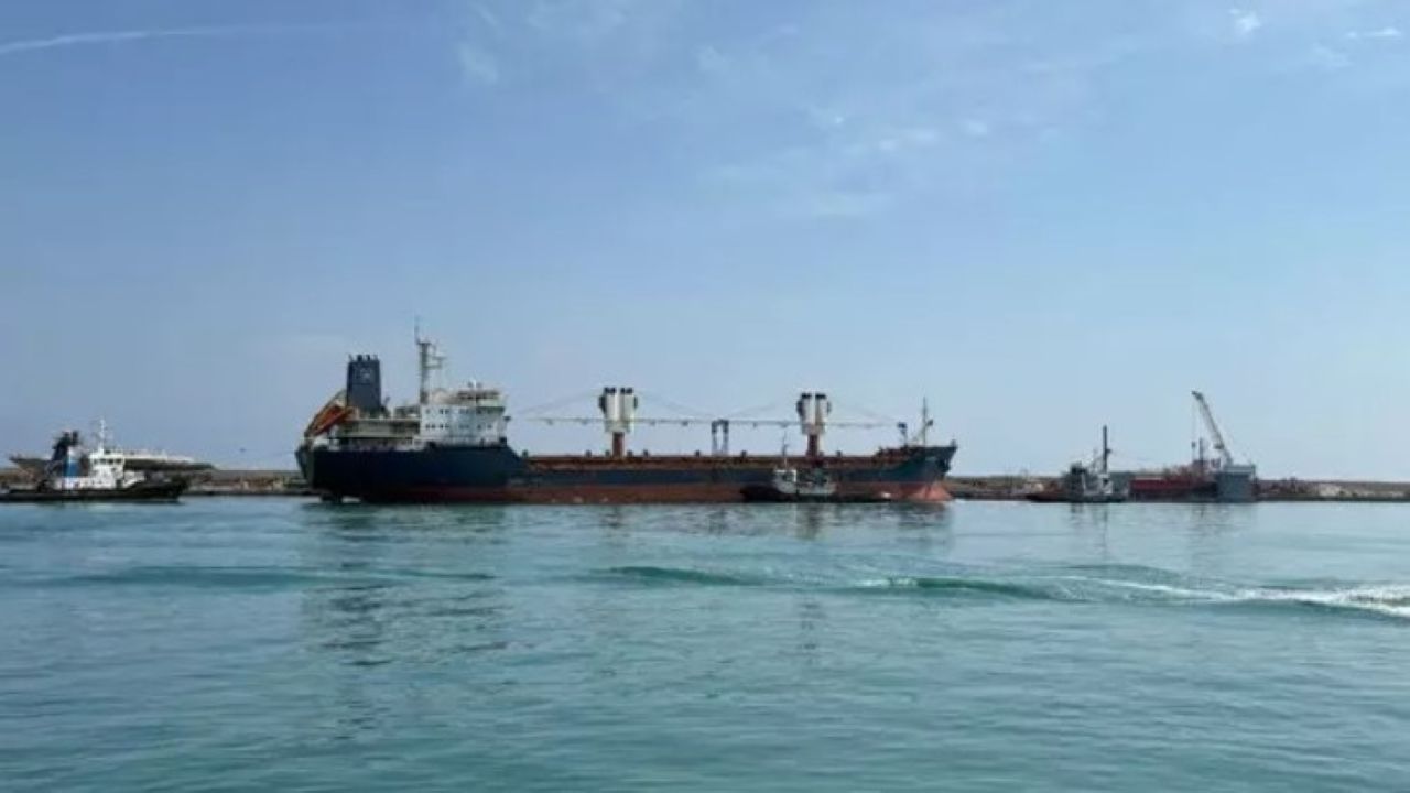 La nave con a bordo 5 tonnellate di cocaina lascia Termini Imerese La nave con a bordo 5 tonnellate di cocaina lascia Termini Imerese