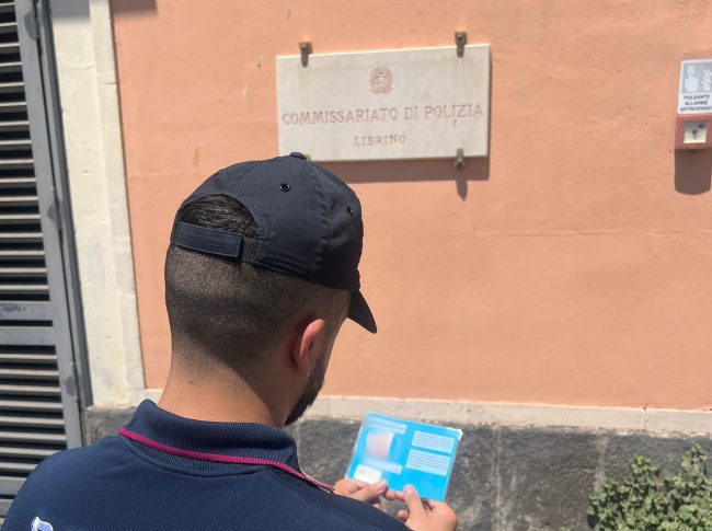 Col pass invalidi intestato a una parente defunta: denunciato catanese