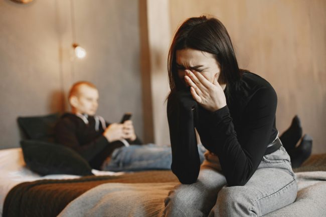 Maltrattamenti contro madre e compagna, arrestato 31enne in escandescenze