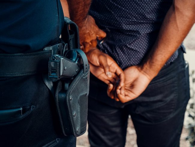 Uomo “sospetto” tenta il colpo in un’esercizio commerciale: denunciato 65enne