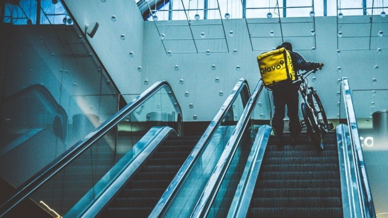 Più tutele contro il caldo per i rider Glovo: la conferma del Tribunale