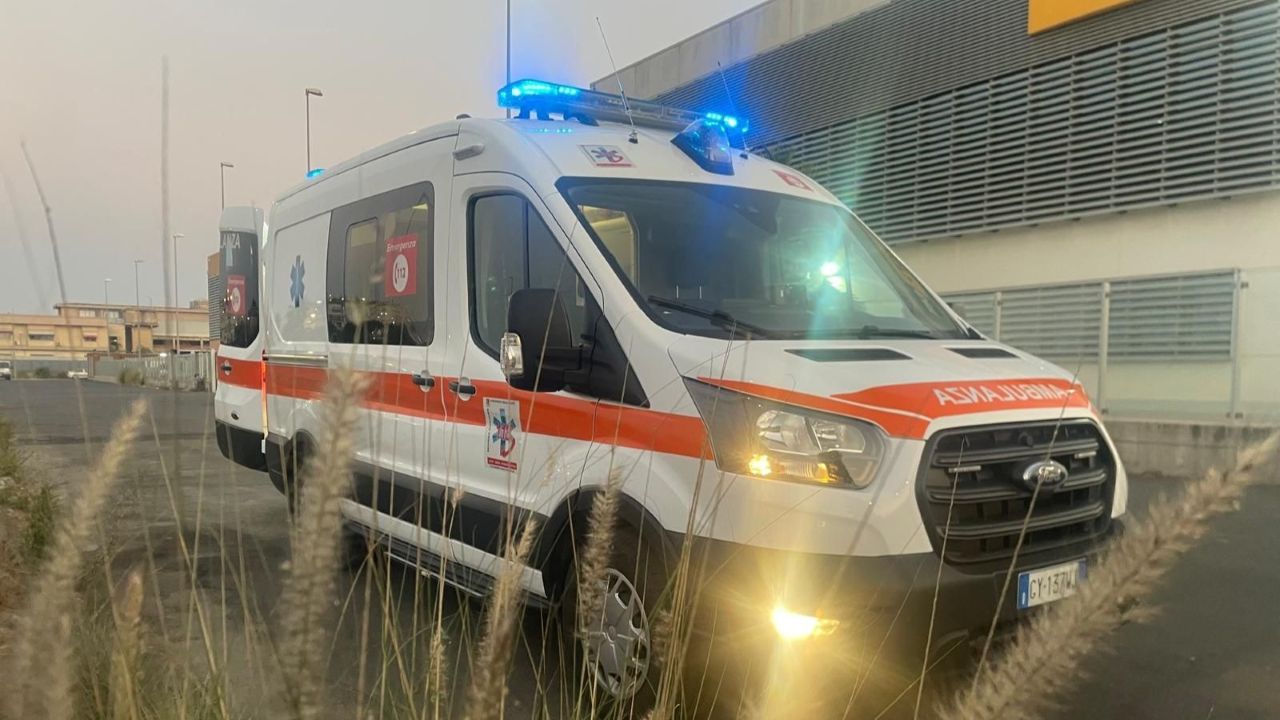 Malore in spiaggia a Modica, giovani rubano la barella: “bravata” contro i soccorritori
