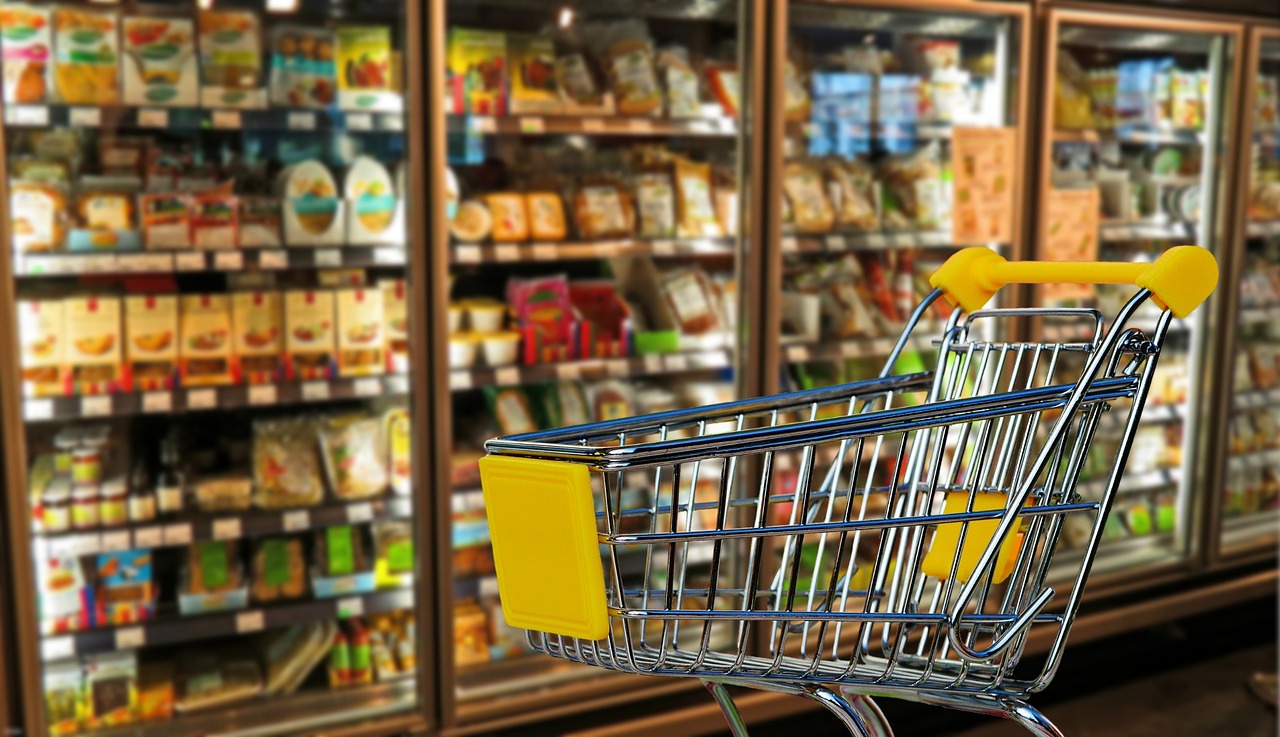 La lite alle casse, poi l’arrivo dei rinforzi: davanti alla Lidl colpi di bastoni e catene