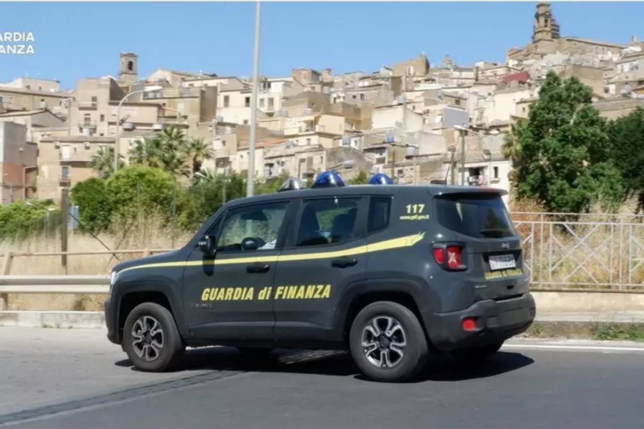 Caltagirone, arrestati due pusher: spacciavano dosi da 20 euro in piazza