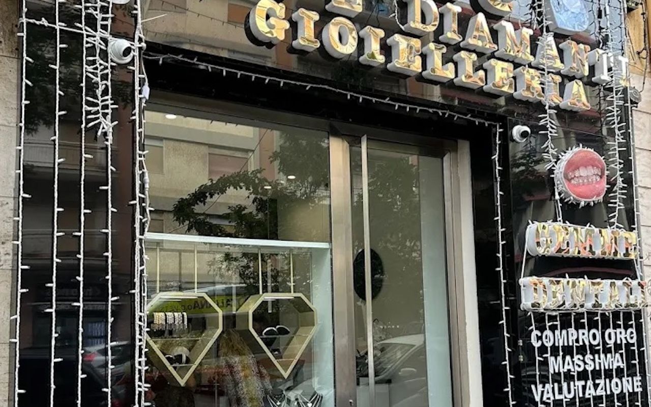 Colpi di pistola contro la saracinesca di una gioielleria del viale Mario Rapisardi