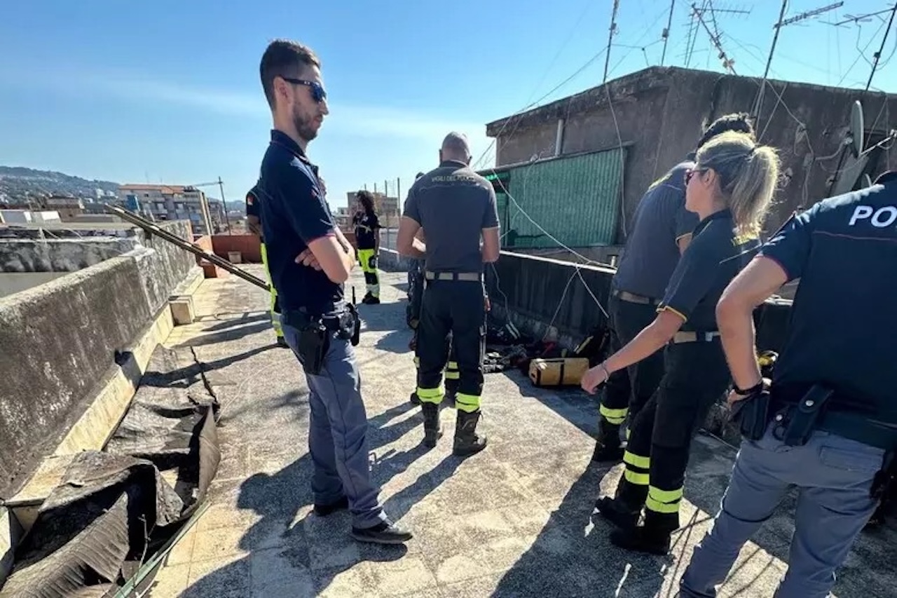 Catania, donna si barrica in casa col figlio di 3 anni e minaccia il suicidio: salvati dalla polizia