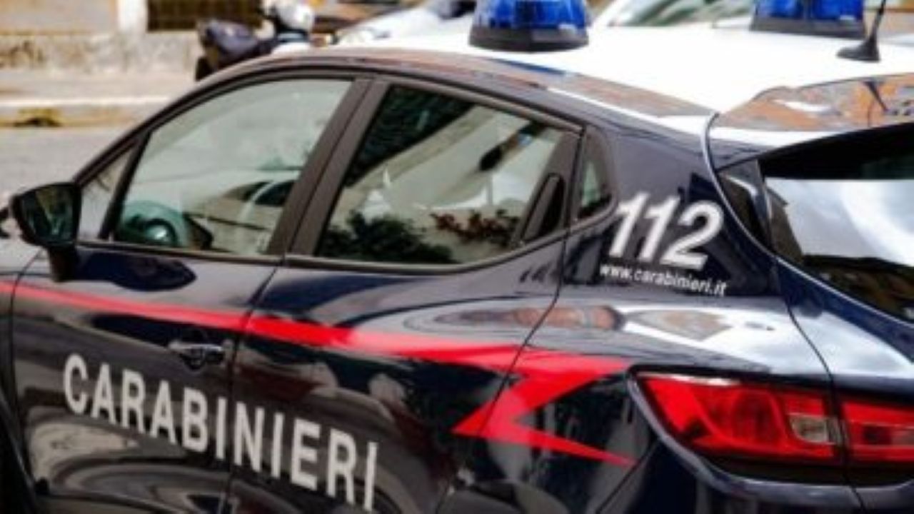 Attrezzati con un furgone a noleggio per rubare gli scooter: arrestati due giovani