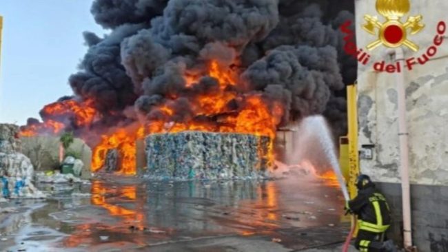 L’incendio alla Zona Industriale di Catania: “Non è doloso”