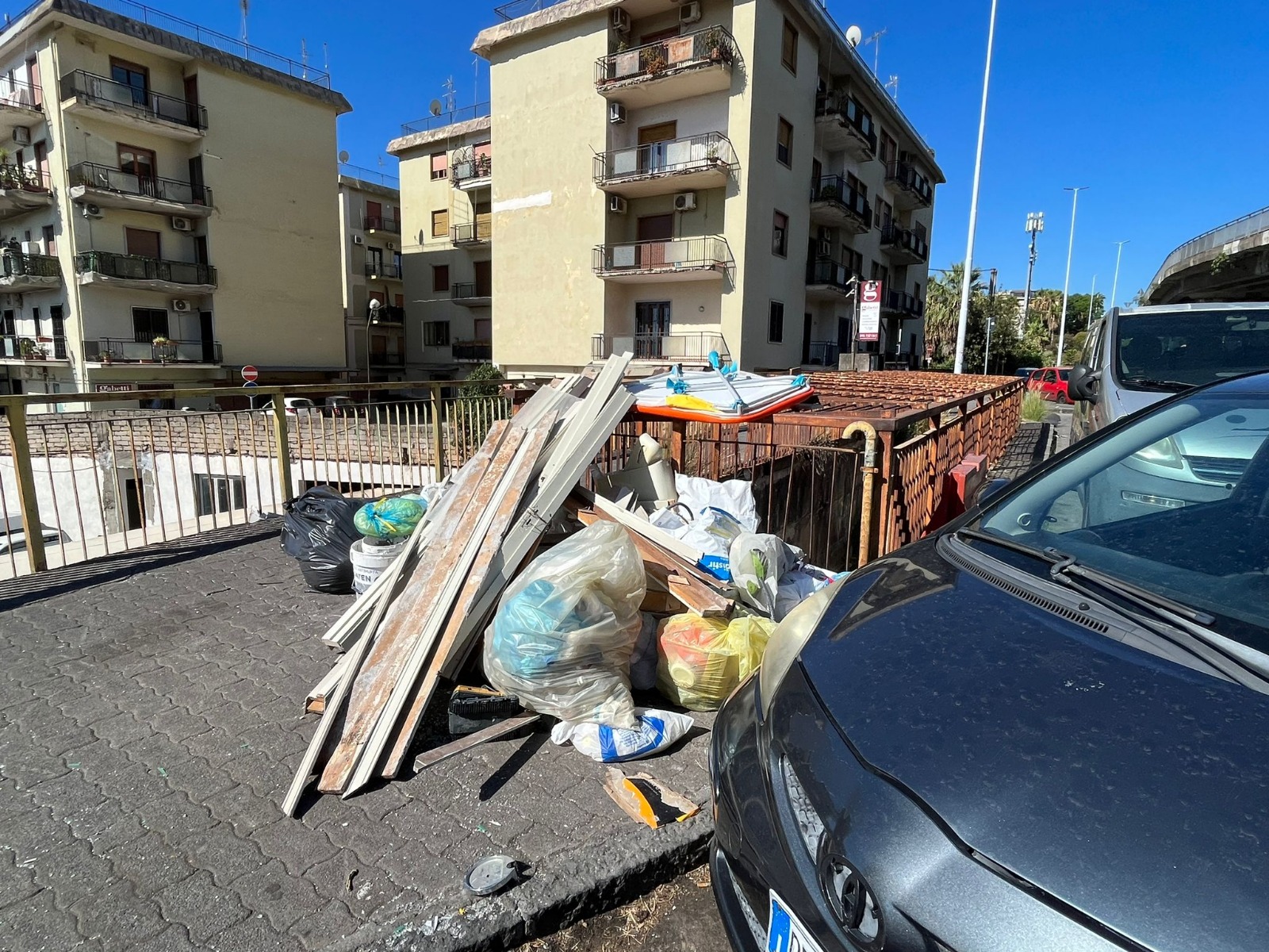 Borgo-Sanzio nel degrado: la denuncia della Consigliera Cerri sulle micro-discariche
