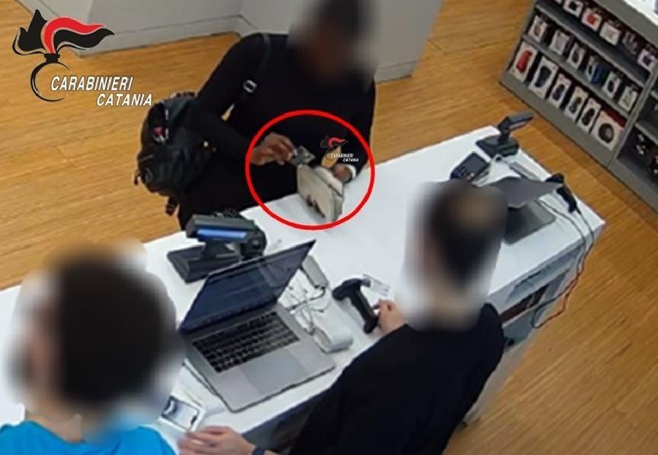 Shopping “gratis” a Catania, 32enne fa acquisti con un bancomat rubato: denunciata