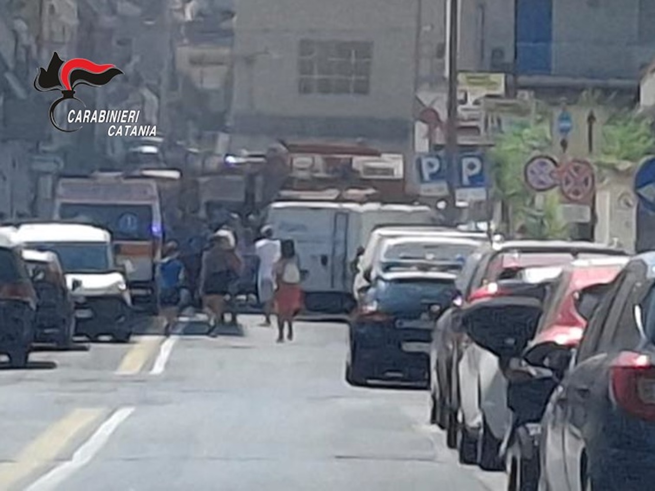 Auto in fiamme nei garage, Carabinieri salvano a Catania due disabili intrappolate dal fumo Auto in fiamme nei garage, Carabinieri salvano a Catania due disabili intrappolate dal fumo