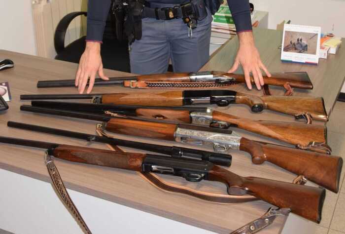 Siracusa, lite con i vicini: la polizia ritira armi a due cacciatori