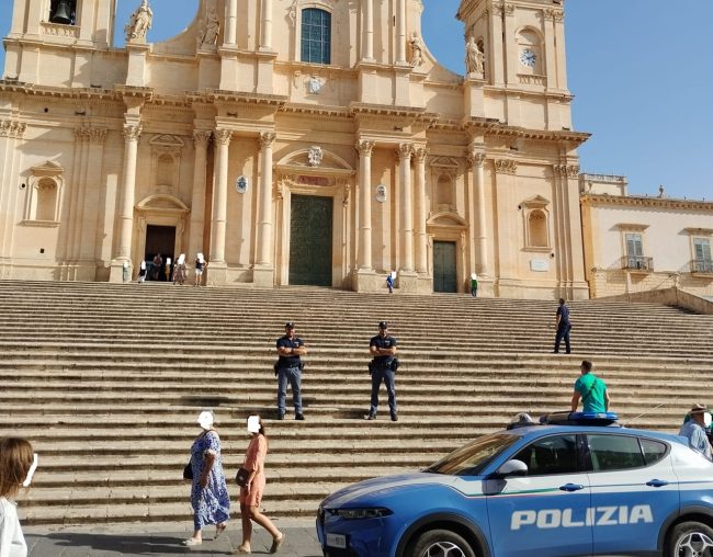 Noto, denunciato 49enne ubriaco e senza patente: la madre interviene e prende a schiaffi poliziotto