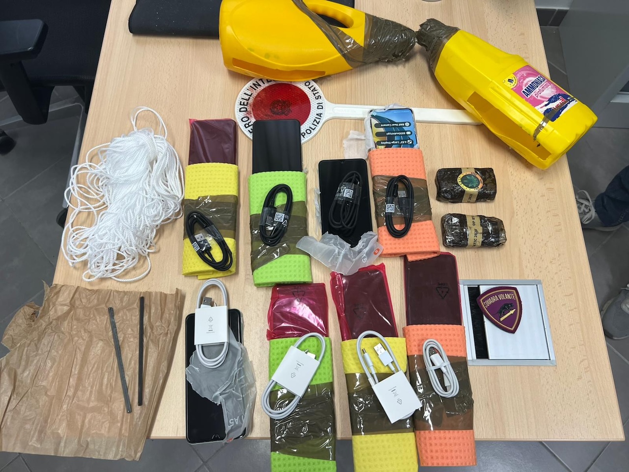 Avola, arrestato 22enne per spaccio: sequestrati droga e telefoni occultati in modo anomalo Avola, arrestato 22enne per spaccio: sequestrati droga e telefoni occultati in modo anomalo