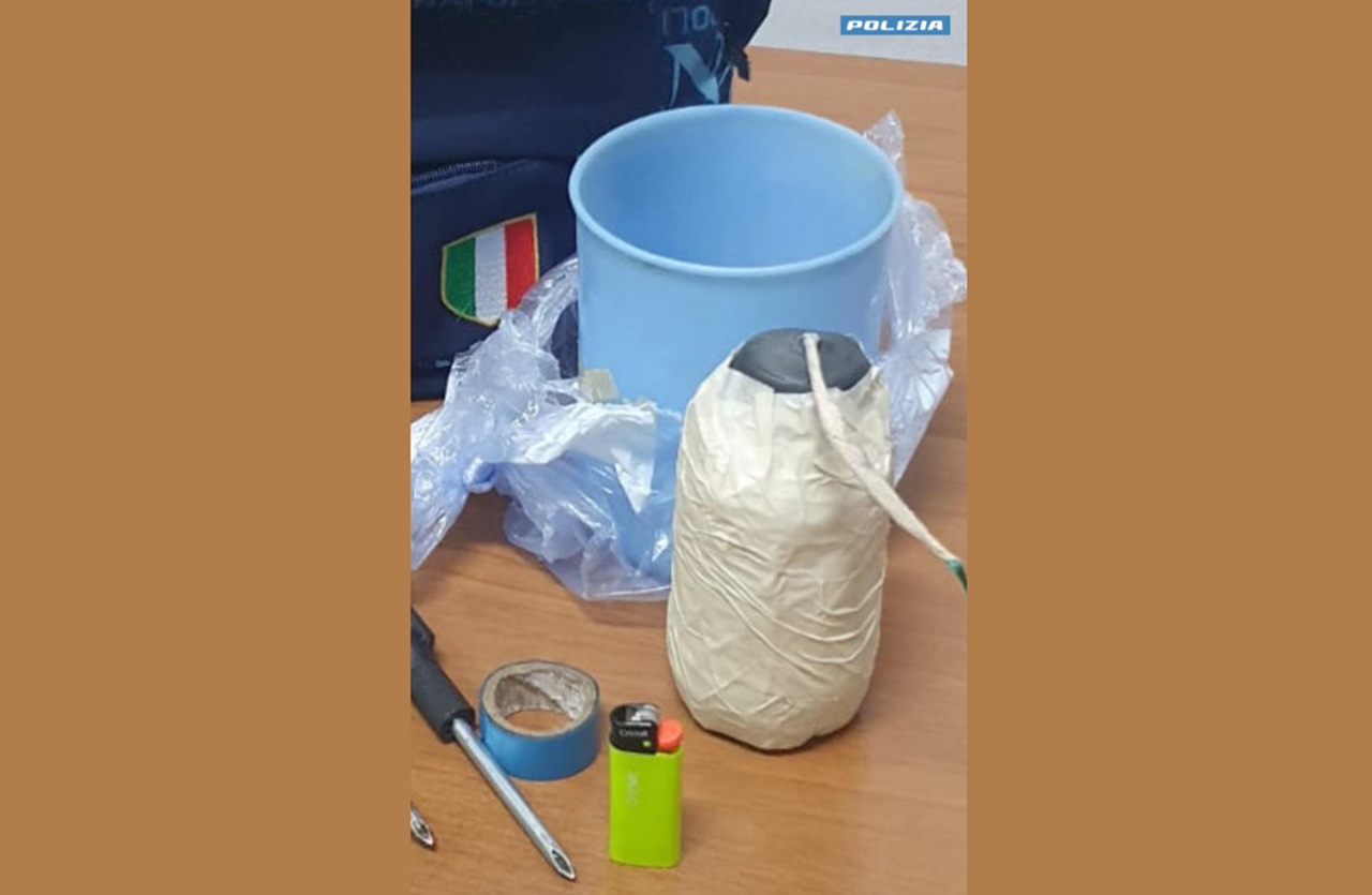Siracusa, arrestato 29enne con ordigno rudimentale pronto a esplodere