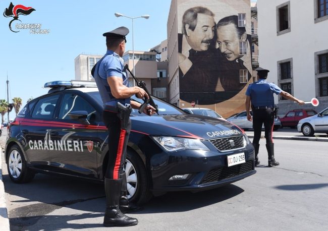 Palermo, coppia litiga davanti alla caserma e aggredisce i Carabinieri: arrestati
