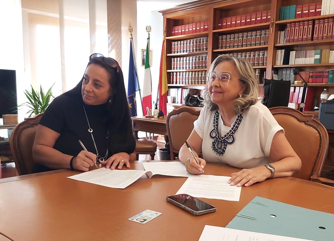 Sicilia, firmati i primi contratti di lavoro per donne vittime di violenza