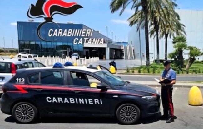 Belpasso, provano a “svuotare” il vano portaoggetti di un motorino: denunciati due minorenni