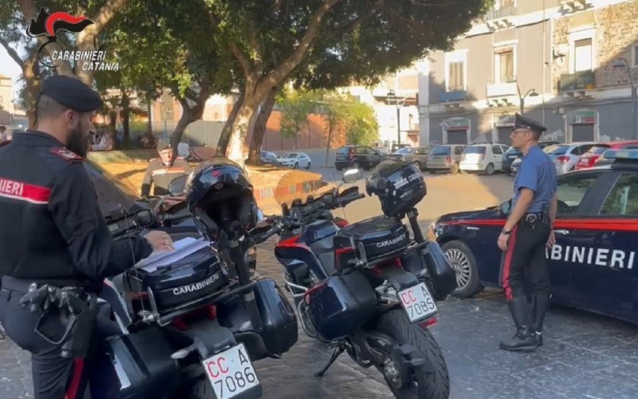 Catania, stretta dei carabinieri su parcheggiatori abusivi e violazioni stradali