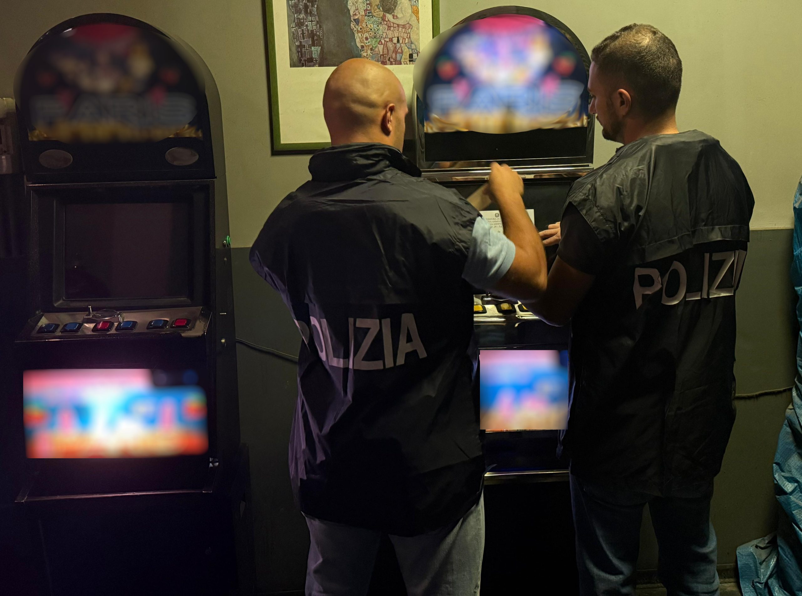 Sequestrate 12 slot machine illegali in un circolo culturale di Barriera: multe per 132.000 euro