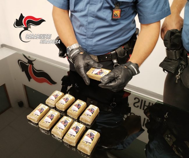 Siracusa, arrestati due 30enni: in auto con 1 chilo di hashish