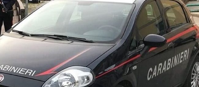 Pretende di mangiare gratis e lancia bottiglia di vetro alla moglie del titolare
