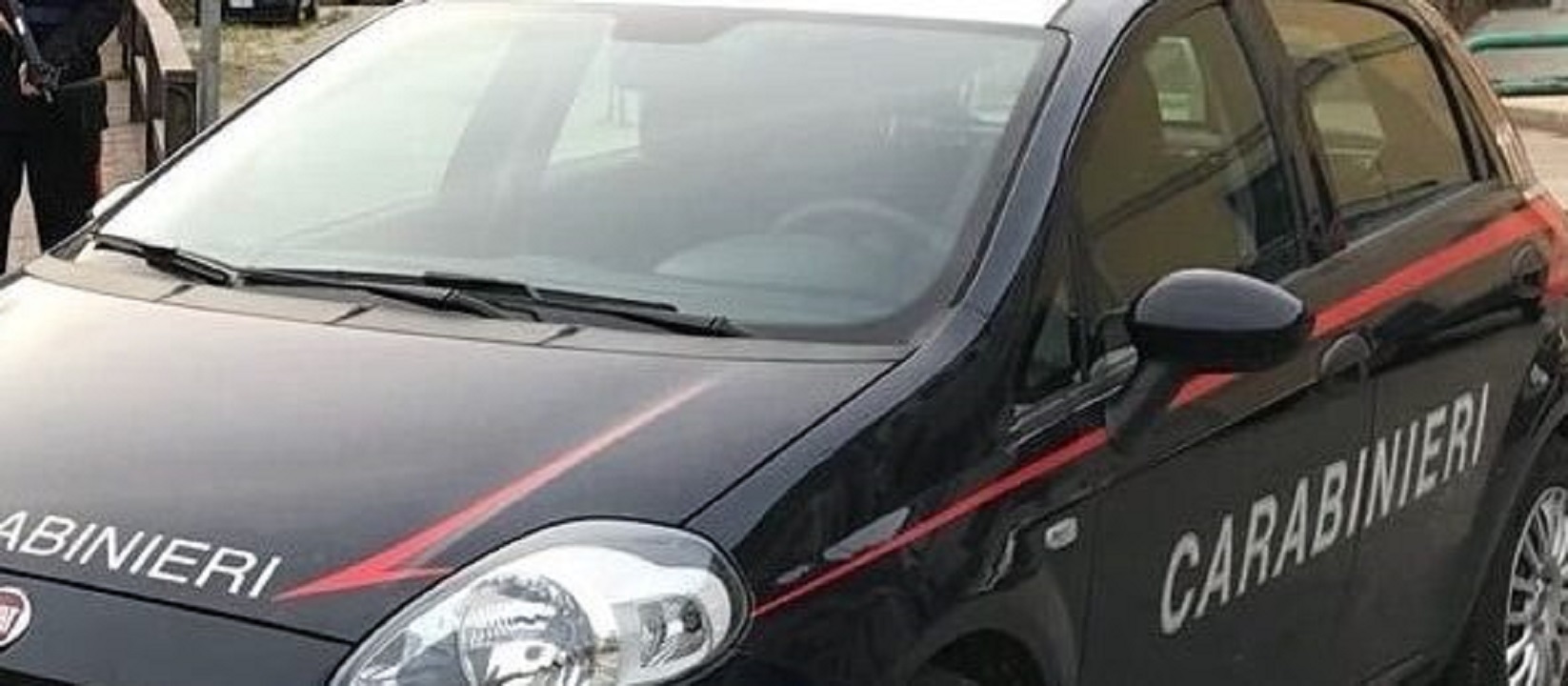 Pretende di mangiare gratis e lancia bottiglia di vetro alla moglie del titolare Pretende di mangiare gratis e lancia bottiglia di vetro alla moglie del titolare