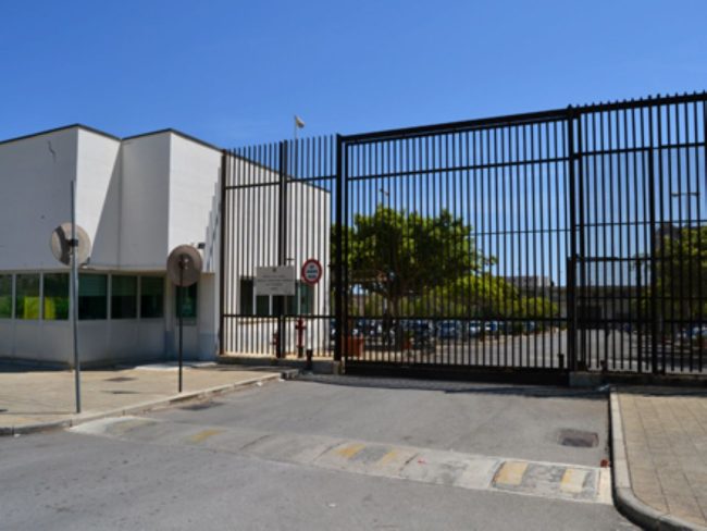 Avvocato cerca di consegnare un cellulare ad un detenuto nel carcere Pagliarelli di Palermo: arrestato dalla polizia penitenziaria