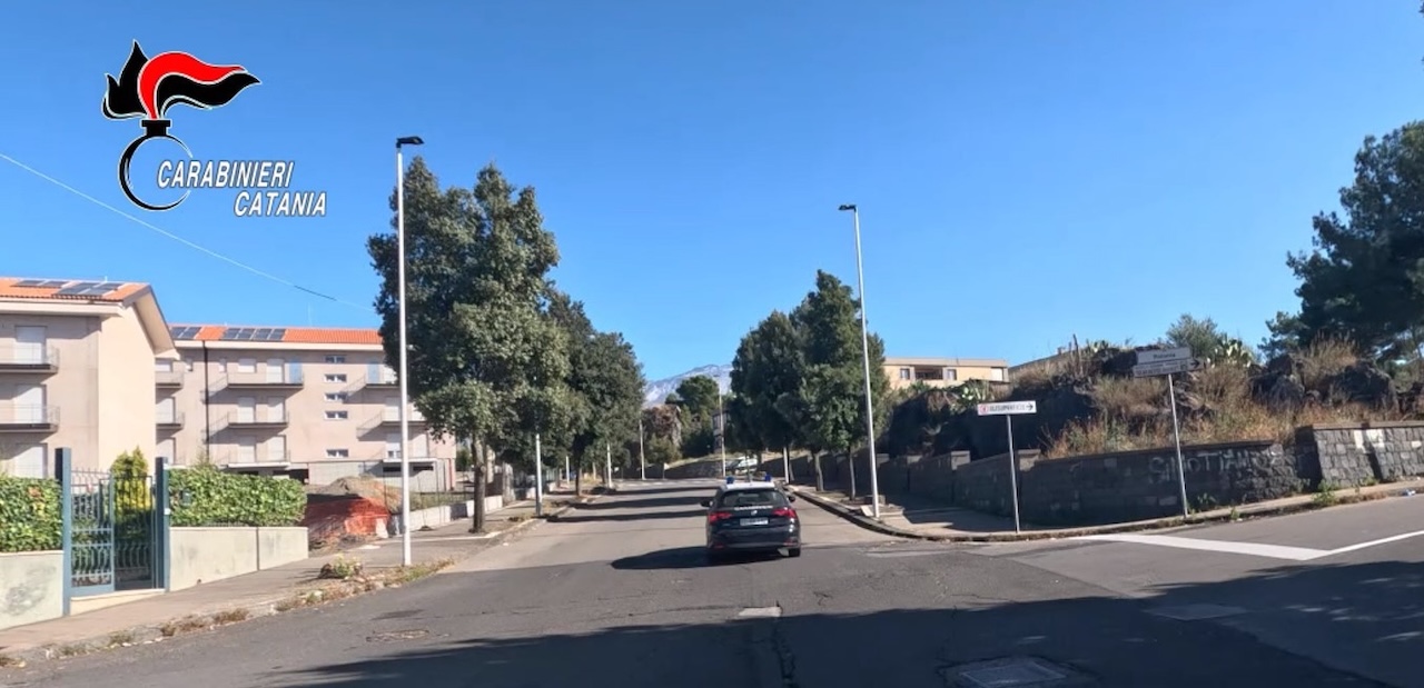 Bronte, minaccia il fratello e tenta di aggredirlo: 35enne arrestato dai Carabinieri