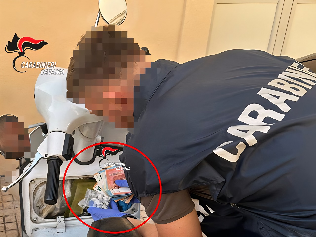 Troppi “sguardi comunicativi” durante il controllo, nei guai due 21enni a Catania