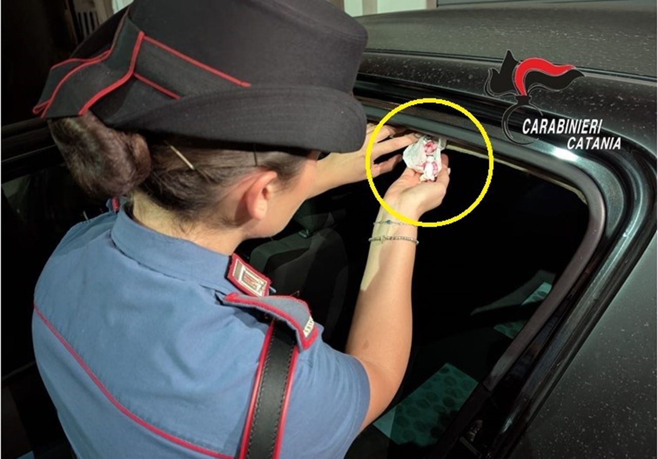 Acireale, spacciatore “recidivo” arrestato: crack e cocaina nascosti nell’auto