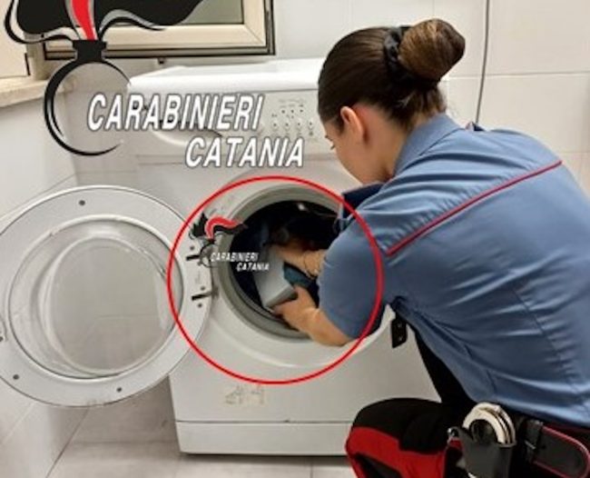 Giarre, sequestrati quasi un chilo di cocaina nella lavatrice: 45enne arrestato dai Carabinieri