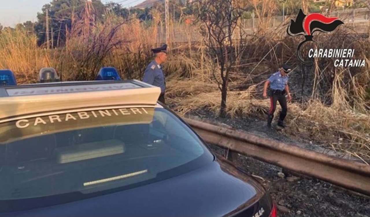 Giarre, brucia rifiuti in un fondo agricolo: denunciato 33enne
