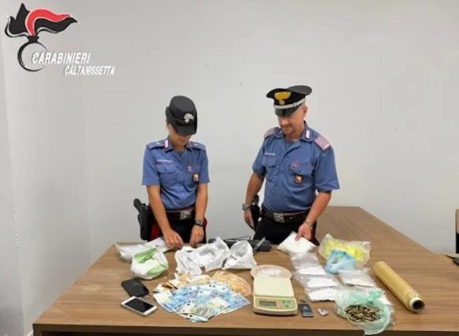 Gela, trovata in possesso di droga e munizioni: arrestata una 24enne