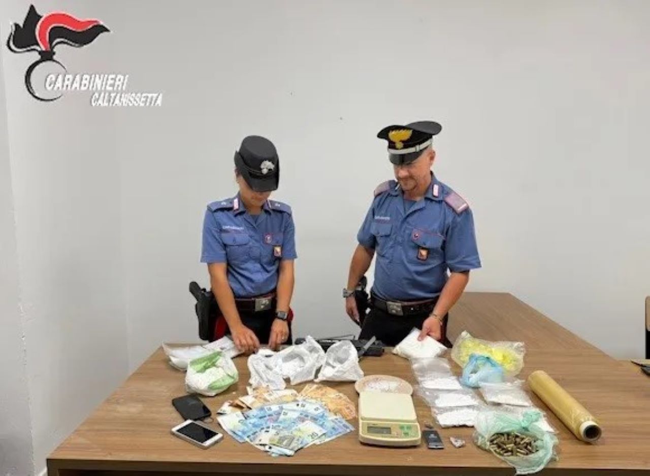 Gela, trovata in possesso di droga e munizioni: arrestata una 24enne
