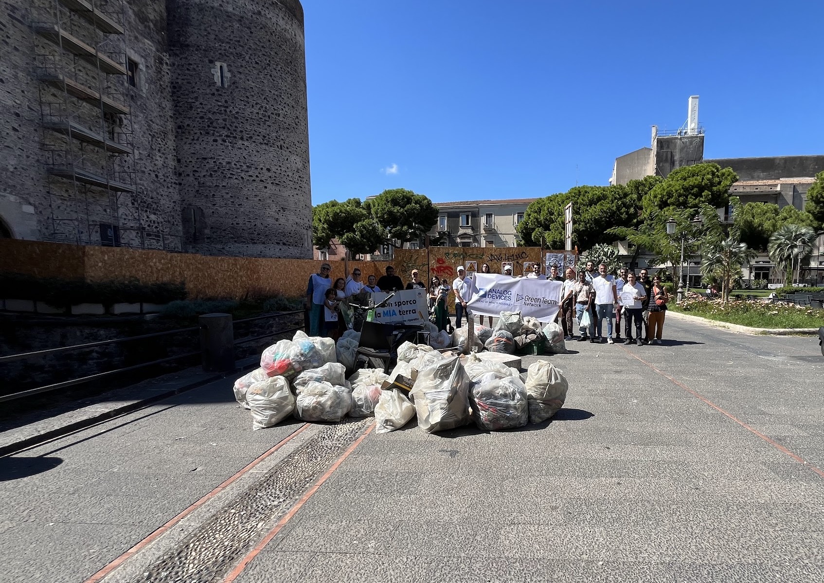 A Catania decine di volontari ripuliscono il fossato del Castello Ursino: recuperato persino un monopattino!
