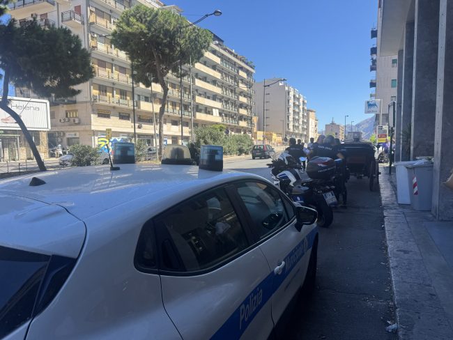 Carrozze senza licenza, sequestrato un mezzo in via Crispi a Palermo