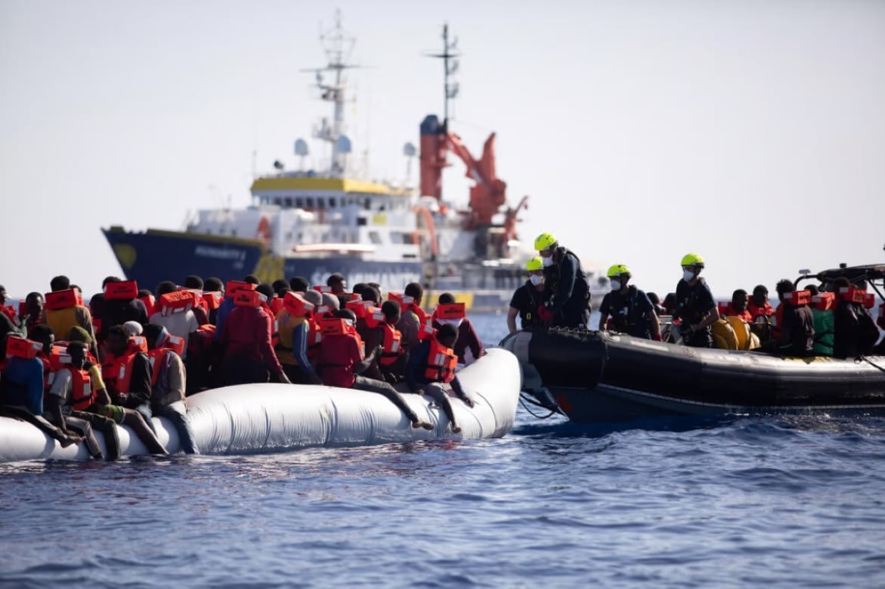 Spari su un barcone di migranti arrivato a Lampedusa