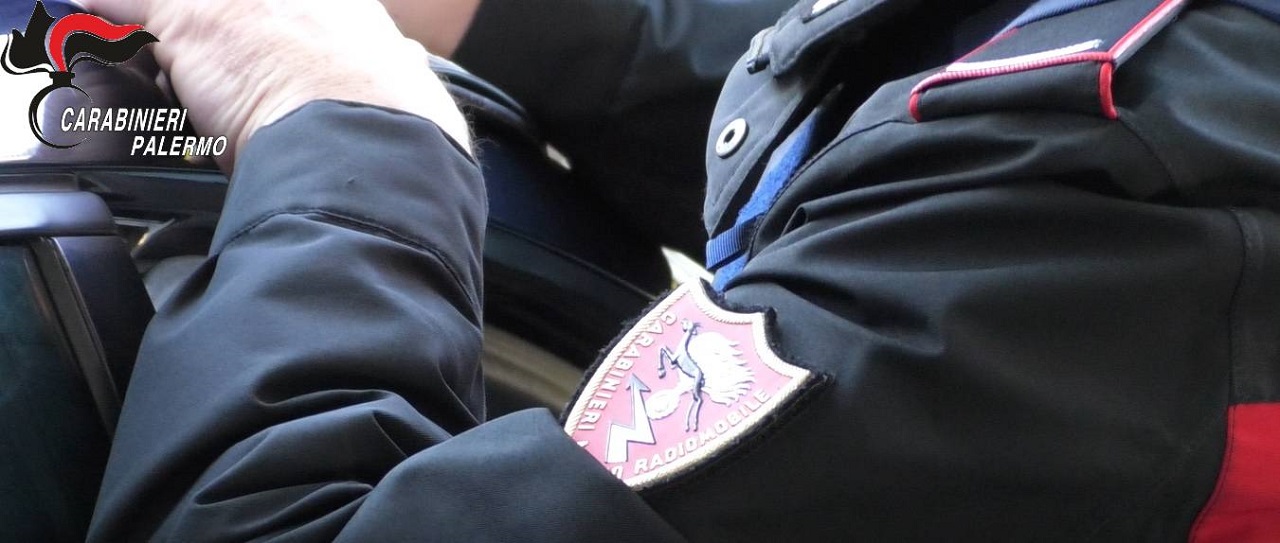 Non si accorge dei carabinieri e nasconde la droga sotto i loro occhi