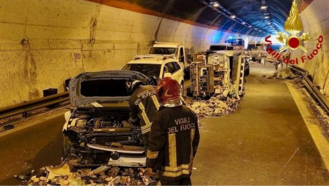 Palermo, olio sull’asfalto e maxi-tamponamento sulla A19: quindici mezzi coinvolti e otto feriti